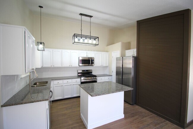 Building Photo - Beautiful Northeast Home -Utilities are a ...