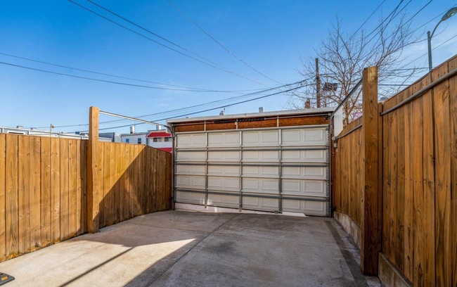 Building Photo - 4 bed 3.5 bath. Parking! Pets Welcome!