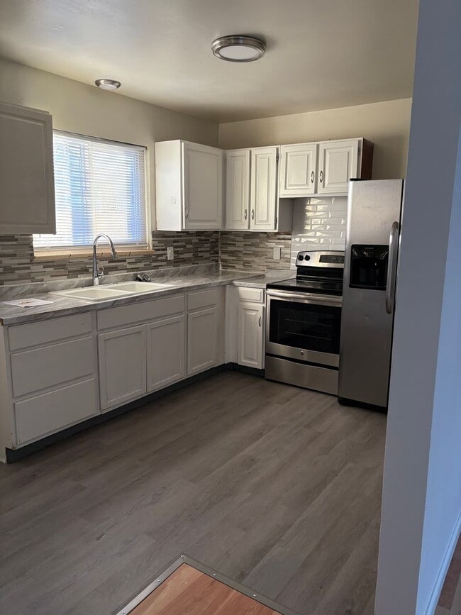 Building Photo - Move In Special! Charming 2-Bedroom Oasis with Spacious Front Yard!