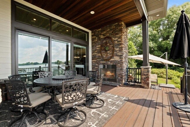 Building Photo - 8184 Woodland Shore Dr