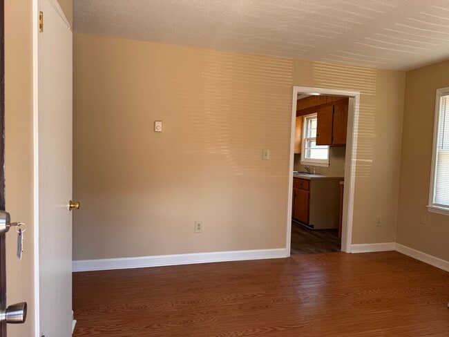 Building Photo - 3 BED, 1 BATH BRICK HOME IN HIGH POINT AVAILABLE NOW!