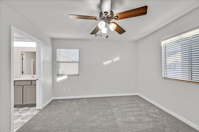 Building Photo - 3 Bedroom Home with Gorgeous Kitchen.