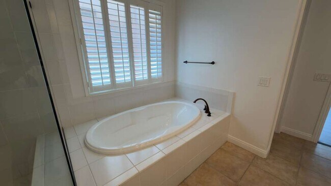 Building Photo - A Perfect Blend of Luxury, Comfort & Style