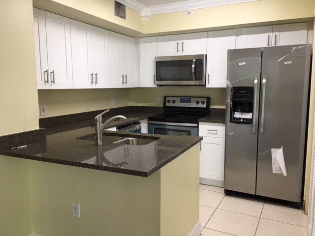 Kitchen with SS Appliance and granite counter - 12154 Saint Andrews Pl