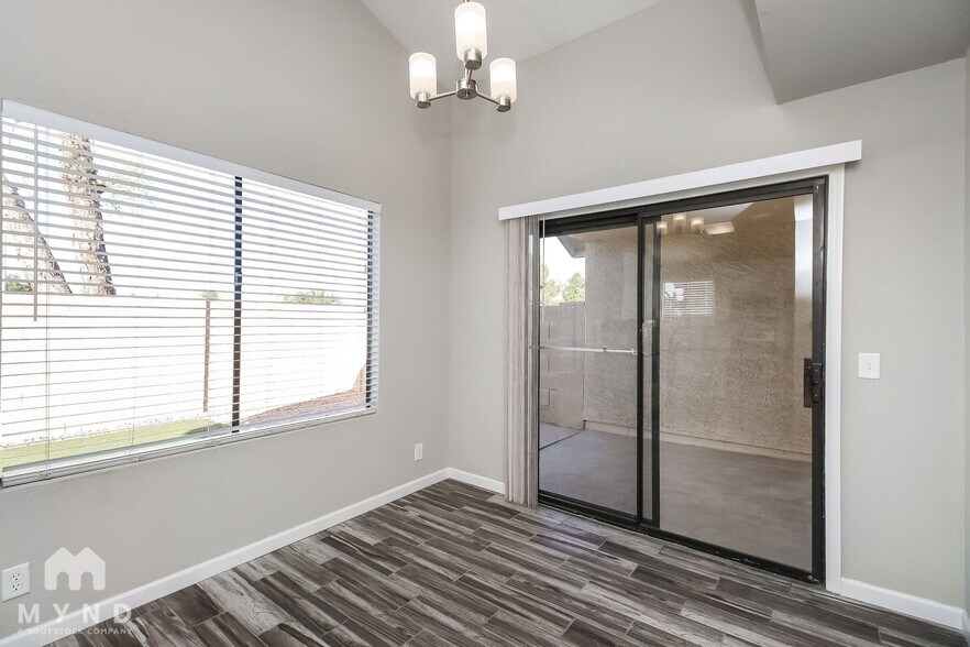 Building Photo - 921 S Val Vista Dr