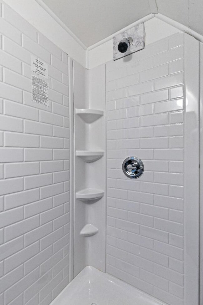 Building Photo - 100 English Rd