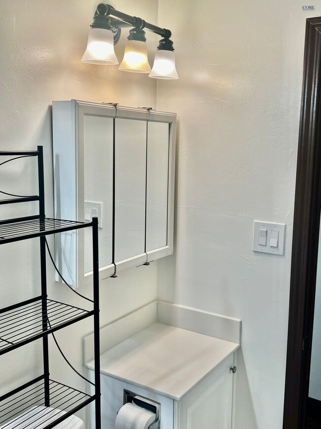 Building Photo - Hidden Gem with Views! 2 bedroom, 1 bathroom