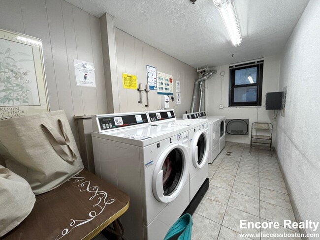 Building Photo - 216 Saint Paul St