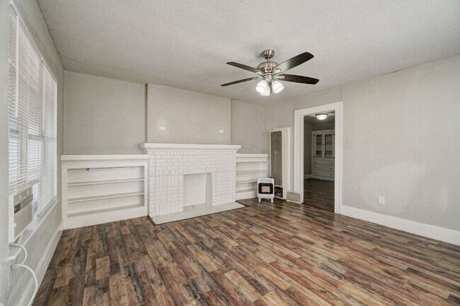 Building Photo - Cozy 1-Bedroom Home with W/D Connections Near Scissortail Park & Wheeler District!