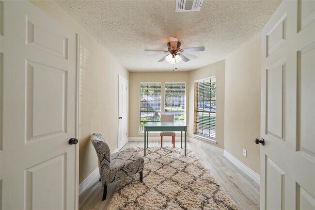 Building Photo - 2911 Parkwood Manor Dr