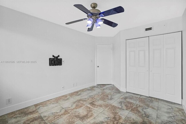 Building Photo - 15549 N Miami Lakeway