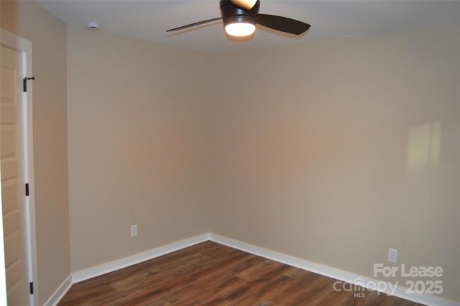 Building Photo - 620 W Bell St