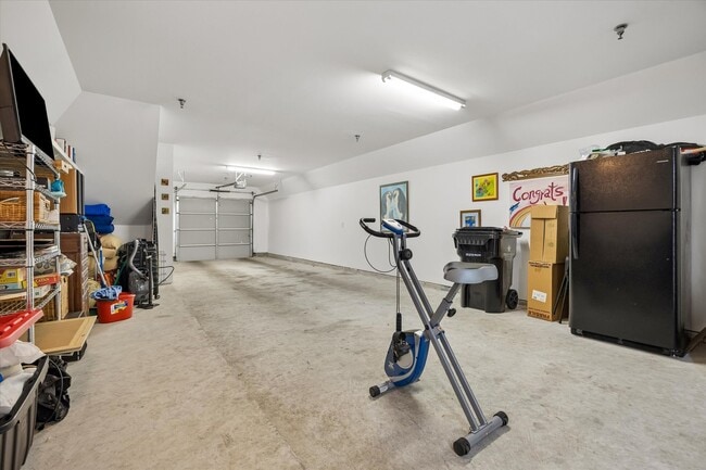 Building Photo - 8715 Meadowcroft Dr