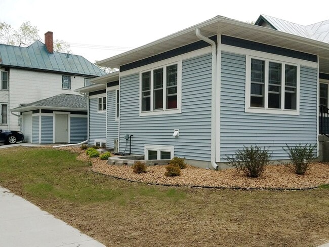 Building Photo - NEW Modern 5 Bedroom House