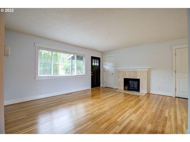 Building Photo - Lovely Ranch style home with park like rear fenced yard, Commonwealth lake Park just around the c...