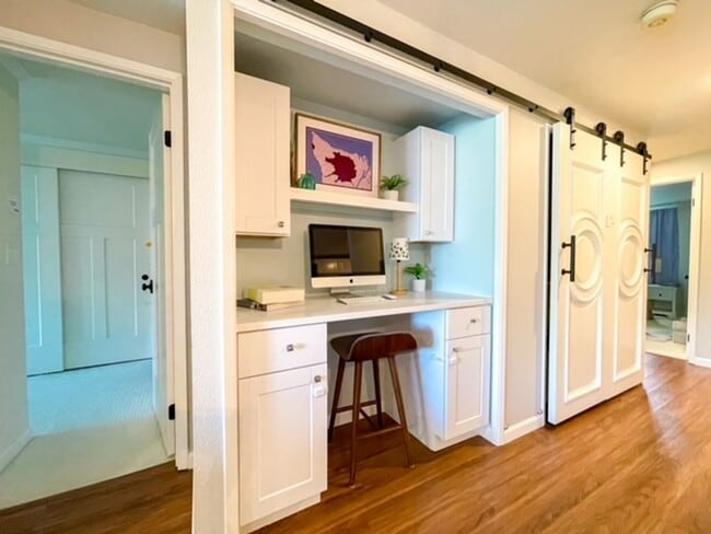 Building Photo - 2b/2ba Seattle House