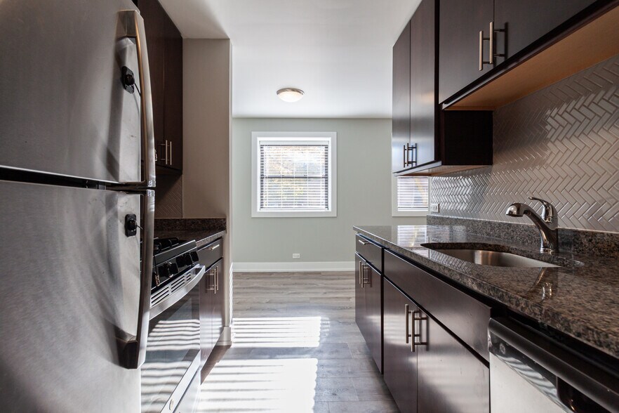 Building Photo - 525 W Surf St