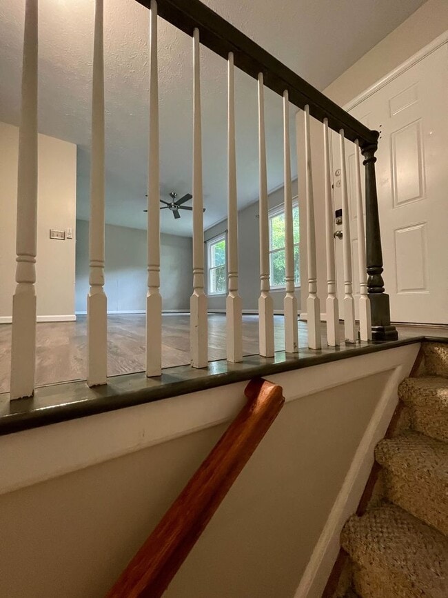 Building Photo - Updated 3 Bedroom 2.5 Bath Home on Hardwoo...