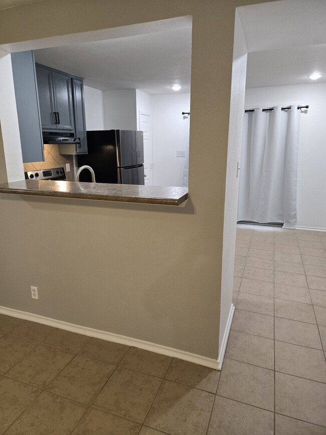 Building Photo - 210 Calixto Ct