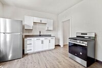 Building Photo - GREAT TWO BEDROOM IN SOUTH SIDE SLOPES!