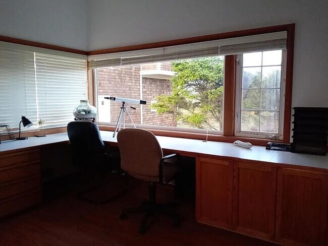 Building Photo - Furnished MID-TERM ~ Unique Ocean Front House