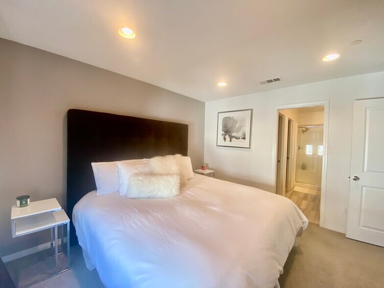 Master bedroom with ensuite bath and walk in closet - 1135 Calle Montana