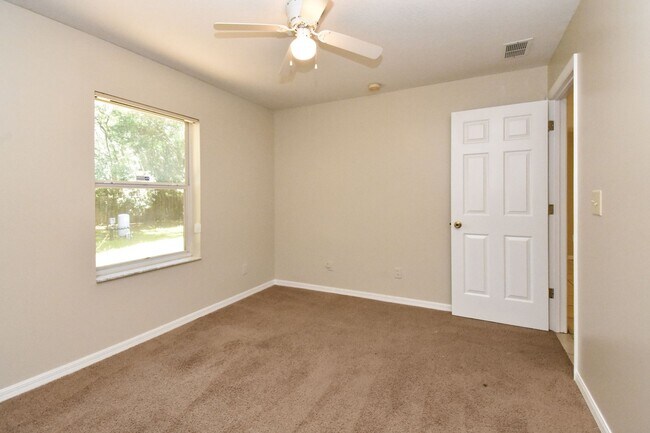 Building Photo - Spacious 3BR/2BA Corner Lot Home + Bonus Room in Silver Springs Shores – $1,650/Month