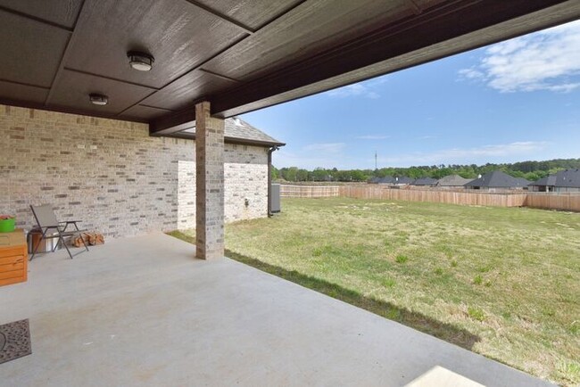 Building Photo - Stunning 4 Bed 2 Bath!