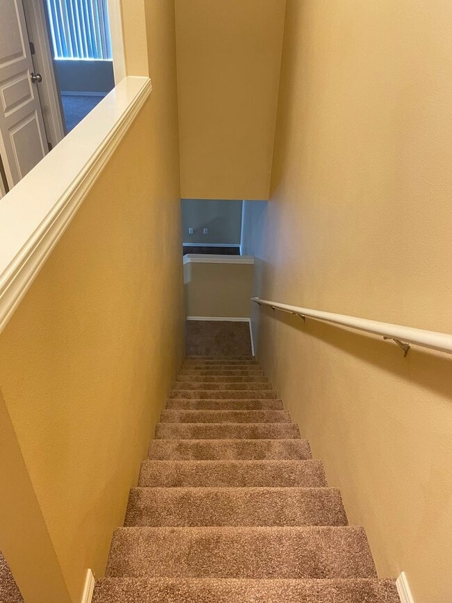 Building Photo - BEAUTIFUL 2 BEDROOM TOWNHOME IN SOUTH SALEM HILLS!