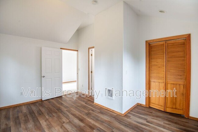 Building Photo - 920 13th St NE