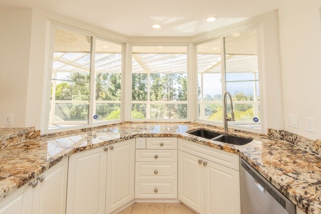 Building Photo - 4 Bedroom / 3 Bathroom Home With Panoramic...