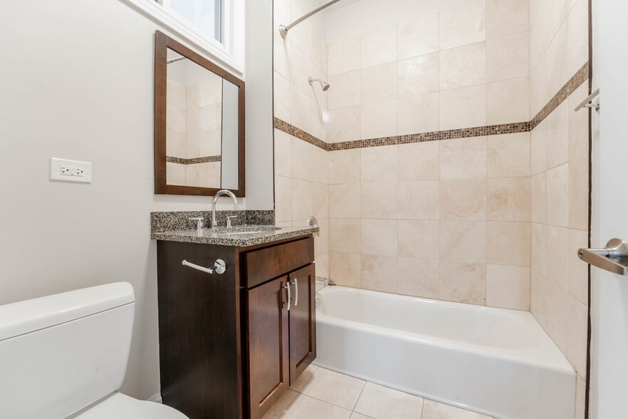 Building Photo - 1756 W Montrose Ave