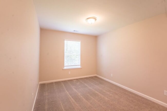 Building Photo - 257 Cromer St