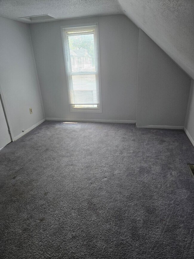 Building Photo - Characteristic 3-Bedroom Home with Dual Ga...