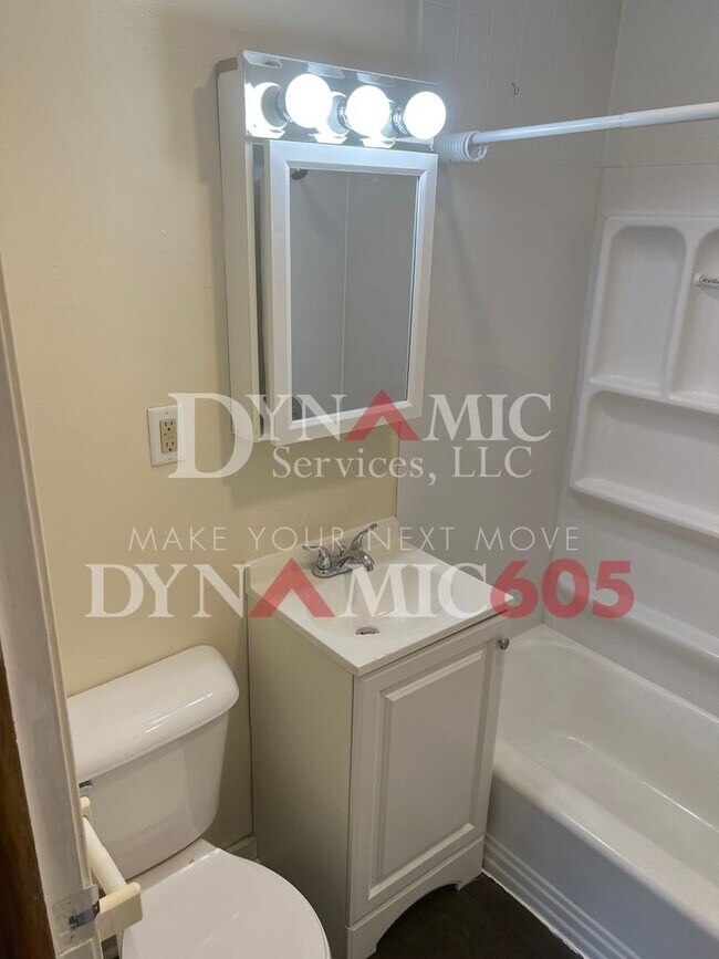 Building Photo - 1BR/1BA Apartment