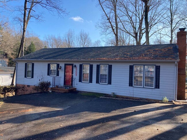 Building Photo - Spacious Ranch Just Off Courthouse Road