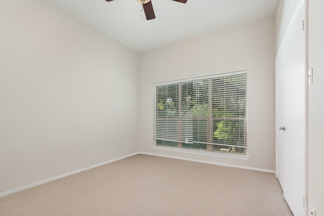 Building Photo - 10438 High Hollows Dr