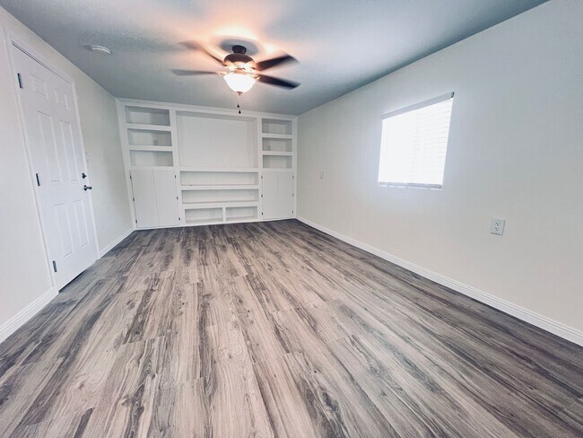 Building Photo - Escondido Historic Neighborhood 3 Bedroom 2 Bath Home