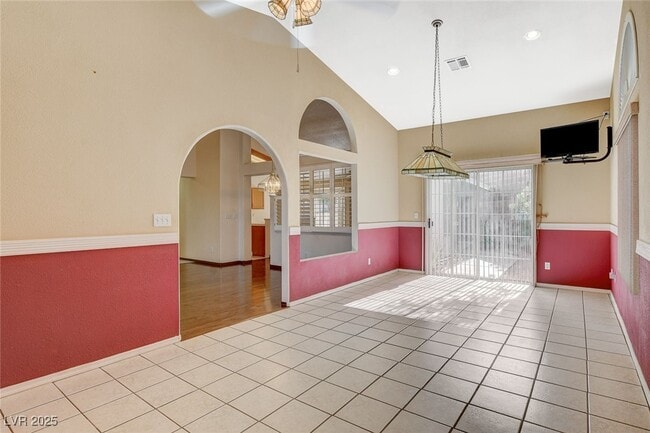 Building Photo - 114 E Tamarack Dr