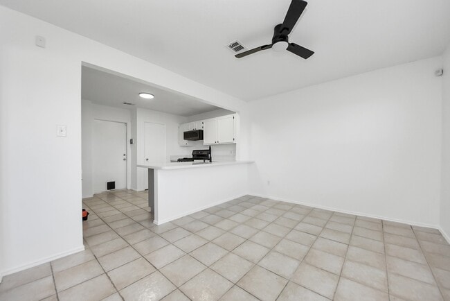 Building Photo - 403 Willow W Dr