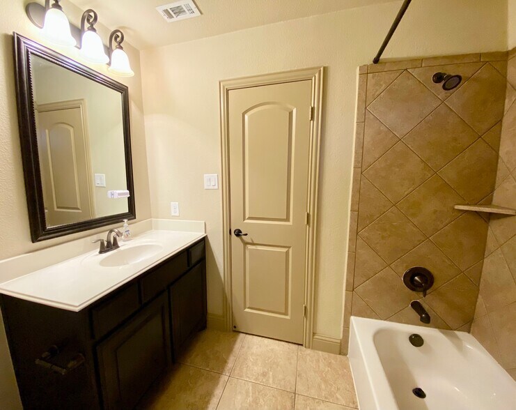 Building Photo - 2752 Waters Edge Dr