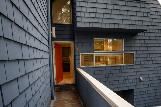 Building Photo - Spacious Lake Oswego 2Bdr w/Fireplace, Dishwasher, W/D, & Balcony!