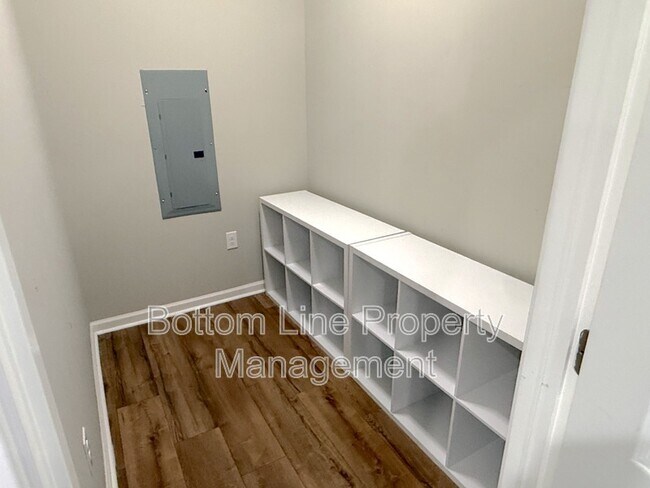 Building Photo - 641 Central Dr NW