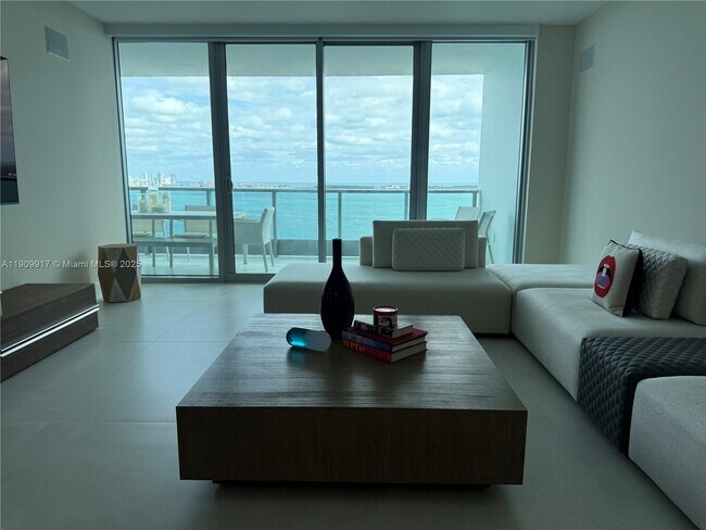 Building Photo - 1331 Brickell Bay Dr