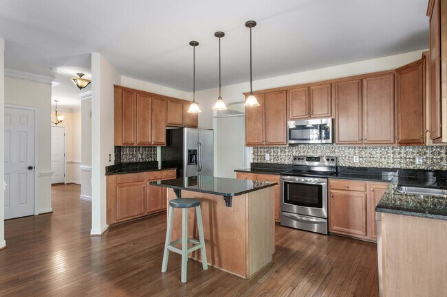 Building Photo - BEAUTIFUL 5 BEDROOM HOME IN HAMPTON PARK