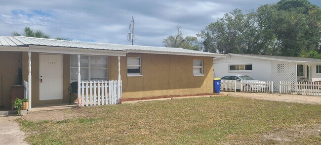 Building Photo - 1703 Edgewater Dr