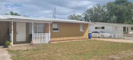 Building Photo - 1703 Edgewater Dr