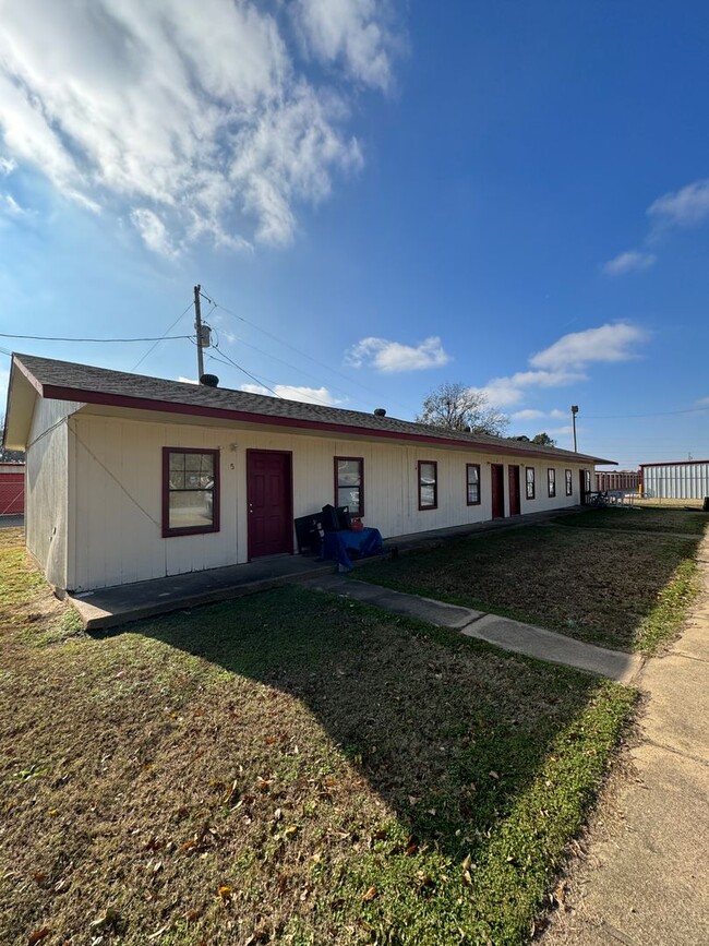 Primary Photo - 1 Bed / 1 bath Apartment in Bay Available ...