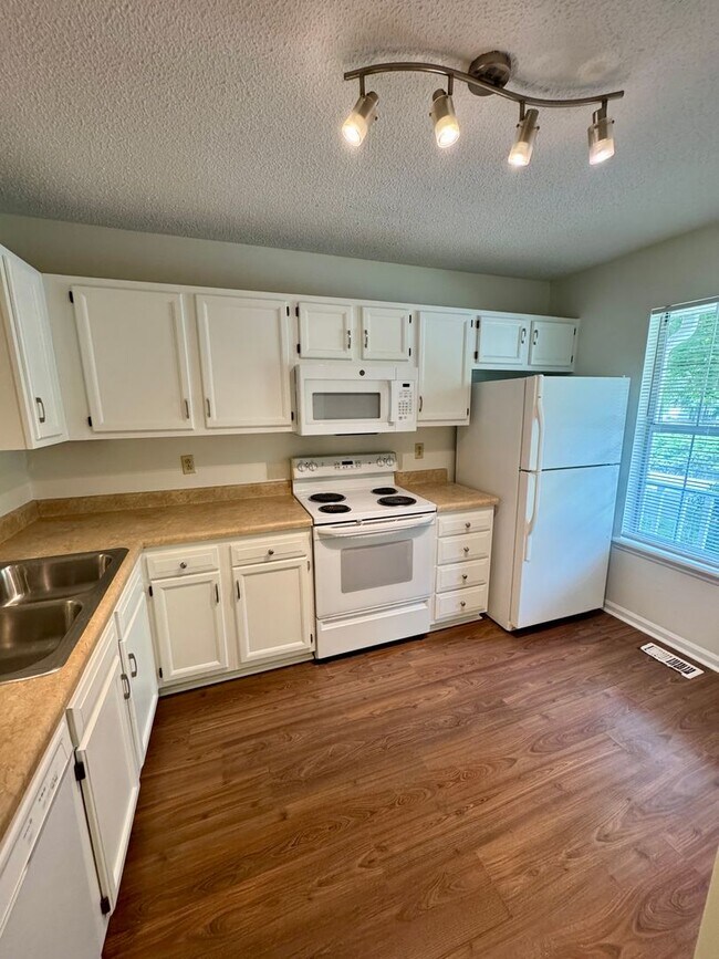 Building Photo - Cozy, 2BR, 2.5BA Townhouse in Raintree