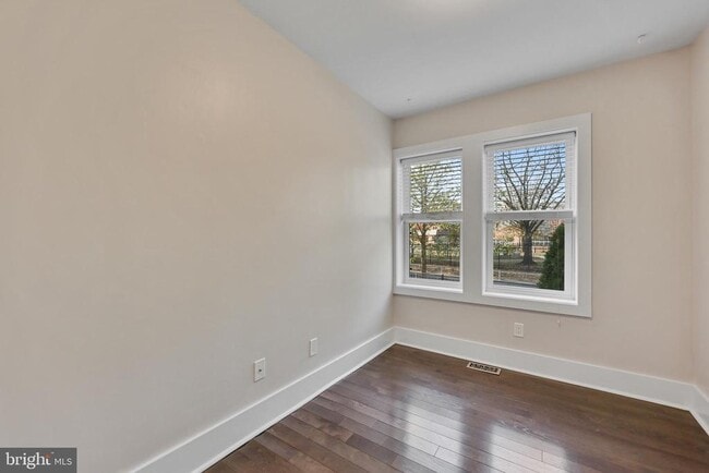 Building Photo - 1100 Holbrook Terrace NE